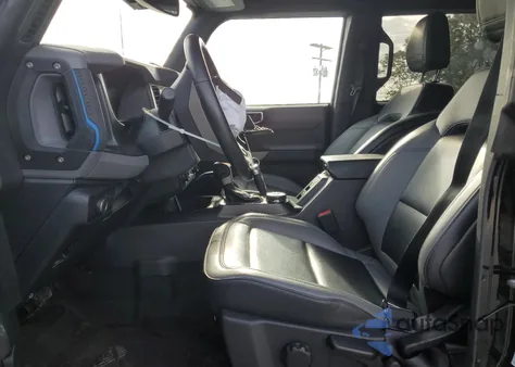 2022 Ford Bronco Base z USA, uszkodzony, nr VIN 1FMEE5DP5NLB04383